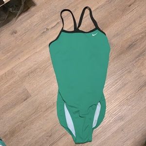 Nike women’s one piece bathing suit green size 6